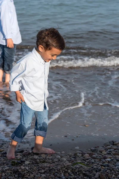 Barn på stranden — Stockfoto