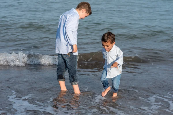 Dzieci na plaży — Zdjęcie stockowe