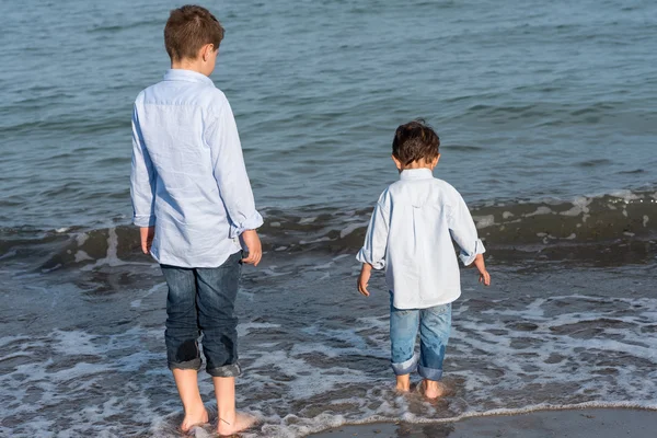 Barn på stranden — Stockfoto