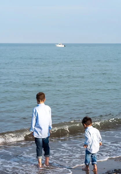 Barn på stranden — Stockfoto