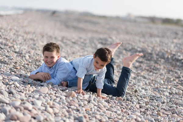 Barn på stranden – stockfoto