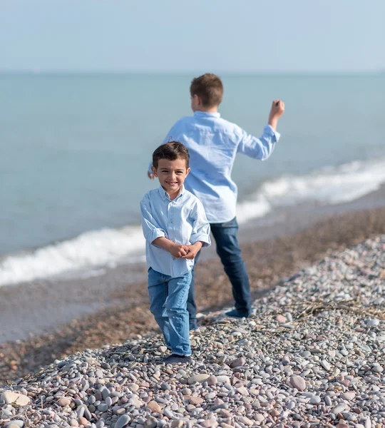 Sahildeki çocuklar — Stok fotoğraf