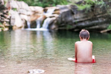 Nehrin üzerinde bir gün zevk