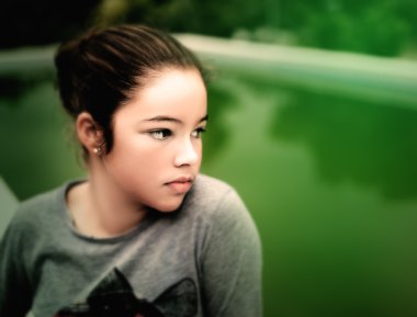 fotoğraf portre rahat bir konumda bir kızda