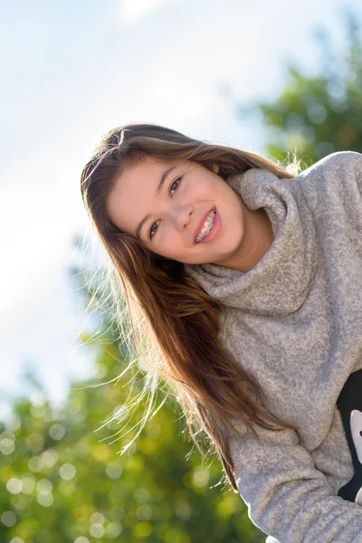 Портрет съемки на открытом воздухе с подростком 2 — стоковое фото