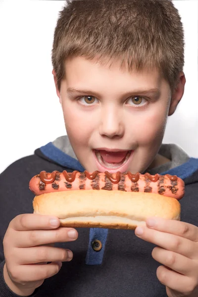 Крупный план мальчика, поедающего хот-доги — стоковое фото