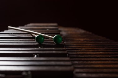 ksilofon ile iki mallets