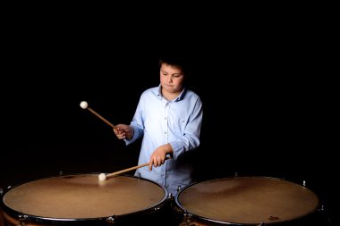 Sopaları ile küçük davulcu