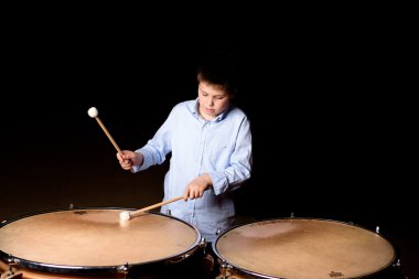 Sopaları ile küçük davulcu