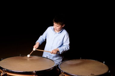 Sopaları ile küçük davulcu