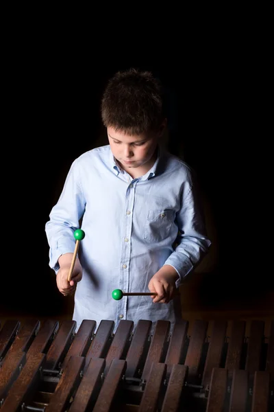 Boy playing on xylophone — Stock Photo, Image