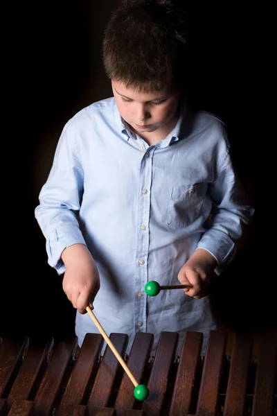 Boy playing on xylophone — Stock Photo, Image