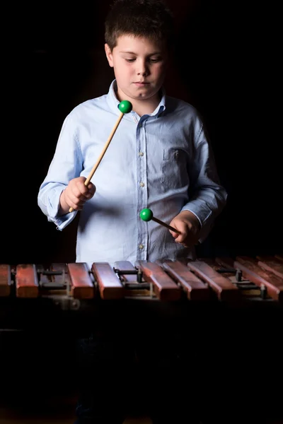 Boy playing on xylophone — Stock Photo, Image
