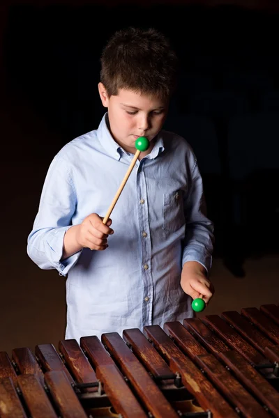 Boy playing on xylophone — Stock Photo, Image