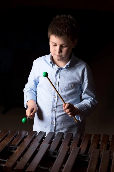 Мальчик играет на ксилофоне — стоковое фото