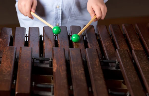 Boy playing on xylophone — Stock Photo, Image