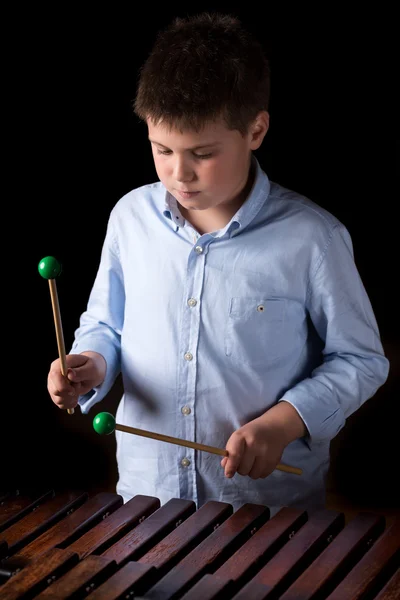 Boy playing on xylophone — Stock Photo, Image