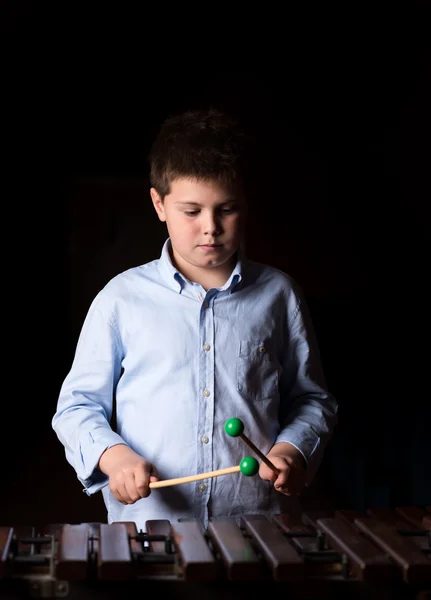 Boy playing on xylophone — Stock Photo, Image