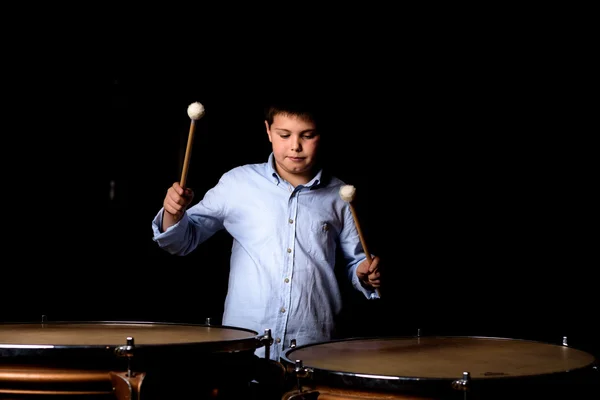 Pequeño baterista con baquetas — Foto de Stock