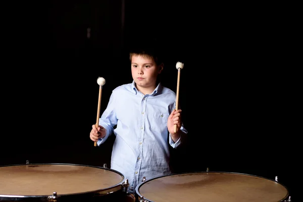Pequeno baterista com baquetas — Fotografia de Stock