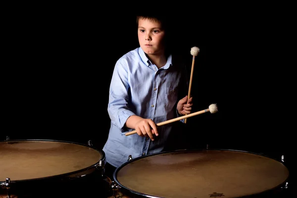 Pequeño baterista con baquetas — Foto de Stock