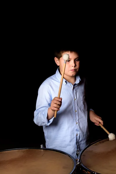 Барабанщик с барабанными палочками — стоковое фото