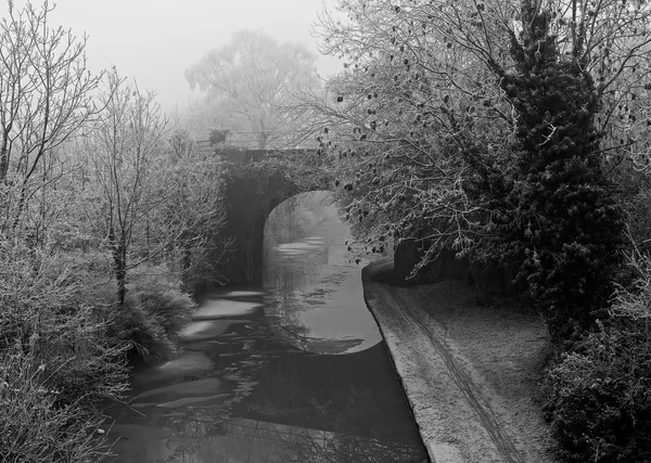 Foggy Canal Bridge en noir et blanc — Photo