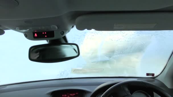 Nettoyage pare-brise givré 