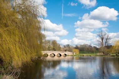 bir nehir üzerinde küçük köprü