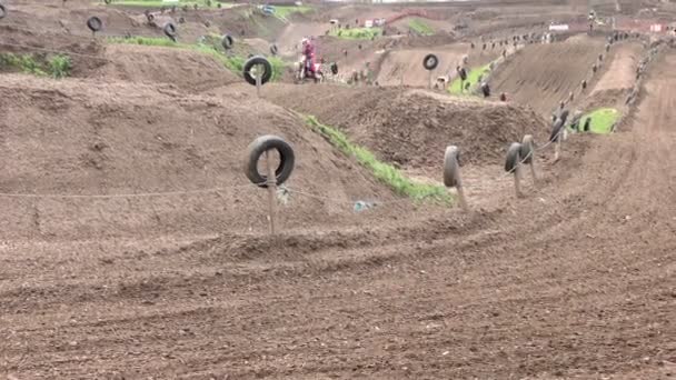 Motocross motociclistas en una pista de tierra — Vídeo de stock