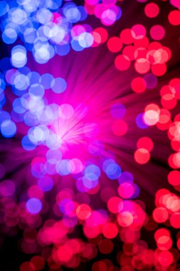 Kırmızı ve mavi odaklanmamış ışıklar