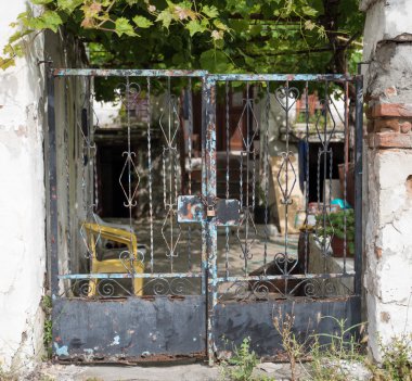 Hava yıpranmış kapısı