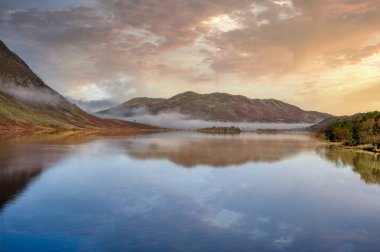 Lake District 'teki Crummock Water' dan Low Fell 'e doğru bakın. Gölün tepesinde bir sis yığını var.