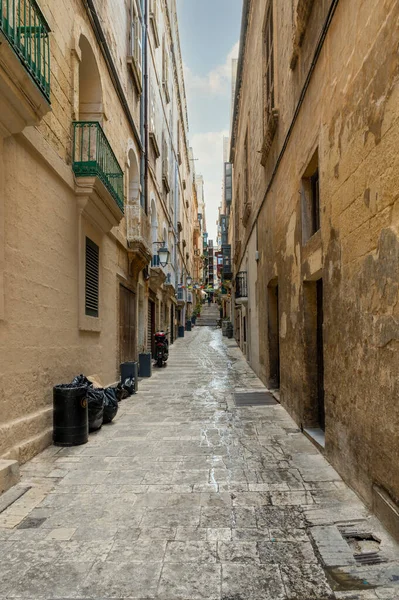 Calle Estrecha Que Conduce Algunos Pasos Valeta Ciudad Capital Malta —  Fotos de Stock