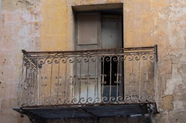Malta adasında eski bir evin balkonunda..