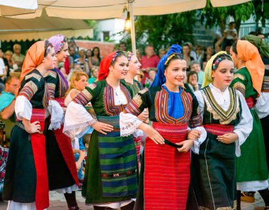 Sırp dansçılar