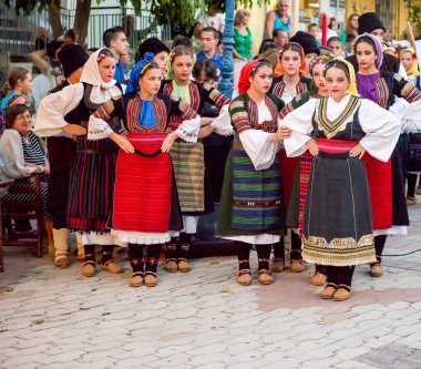 dansçılar dans etmeye hazırlanıyor