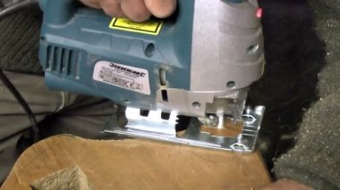 Elektrikli bir Jig kullanarak marangoz gördüm