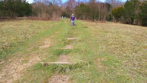 Caminhando por uma colina — Vídeo de Stock