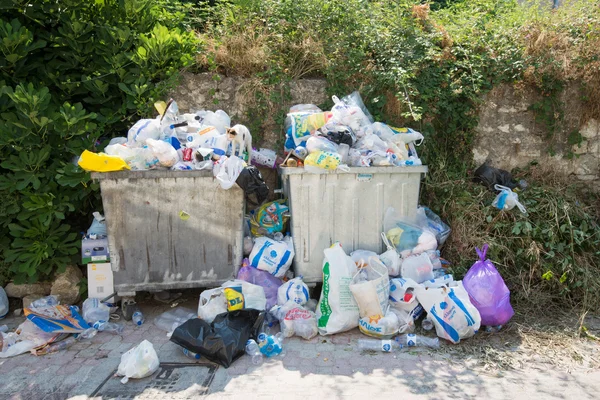 Cestini pieni della spazzatura — Foto Stock