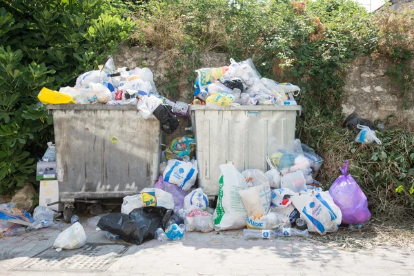 Overstrømmende søppelbøtter – stockfoto