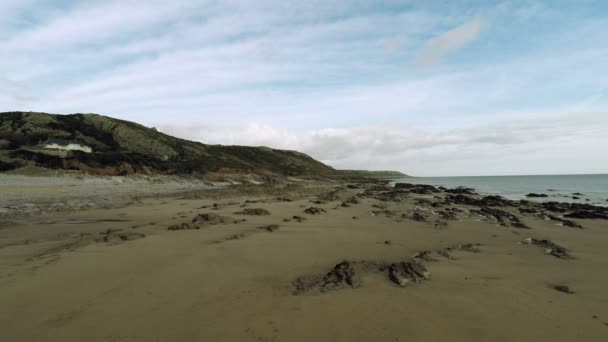 Sabbia e spiaggia rocciosa . — Video Stock