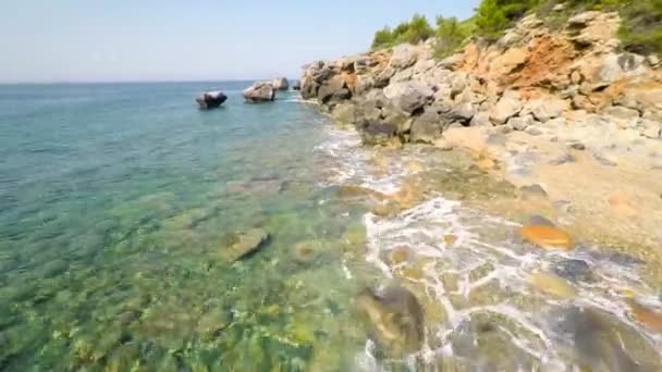 Spiaggia e scogliere . — Video Stock