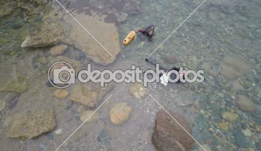 Kadın tüplü dalgıçlar.