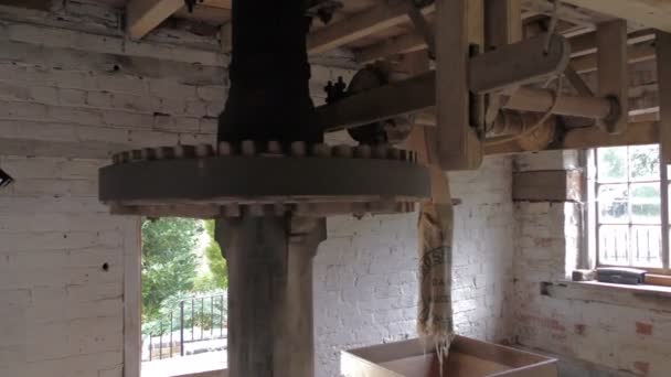 Antiguo molino de madera . — Vídeo de stock