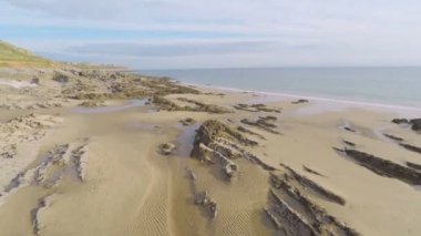 Kum ve kayalık plaj.