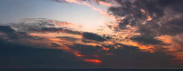 Panorama Dramatique Sombre Coucher Soleil Saturé Lumineux Avec Nombreux Nuages — Photo