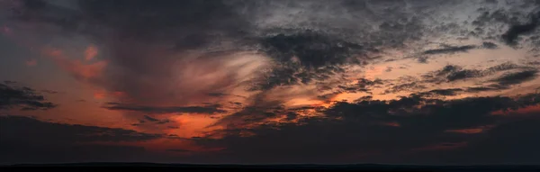 Dramatisch Düsteres Panorama Eines Hell Gesättigten Sonnenuntergangs Mit Vielen Dunklen — Stockfoto