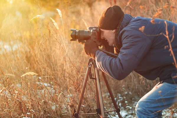 Homme Vêtements Chauds Hiver Fait Belles Photos Avec Appareil Photo — Photo