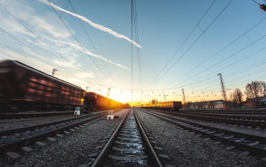 Hızlı tren demiryolu ile hareket eder, malların nakliyesi yük treniyle yapılır. Tren vagonları istasyonda.
